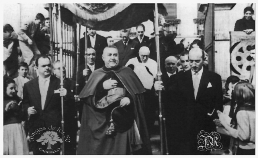 1955 - El cardenal Fernando Quiroga Palacios bajo palio